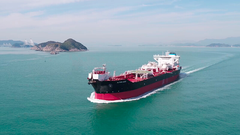 Second Teekay Shuttle Tanker delivered by end of 2020 by the Korean shipyard, Samsung. It is powered by a hybrid diesel-electric propulsion system, which means it can navigate for half an hour without any gas emissions.